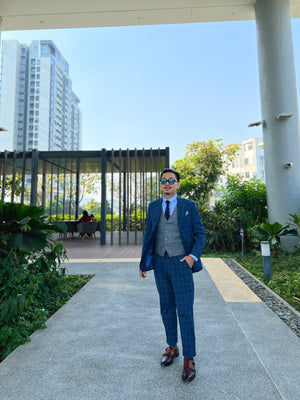 Successful Gentleman Blue Plaid Suit with Grey Waistcoat